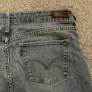 Low Rise bootcut jeans från Levi’s - Säljer dessa superfina lågmidjade bootcut jeansen från Levi’s då de är för stora för mig. Kontakta mig vid intresse eller fler bilder. Pris kan diskuteras. Köparen står för frakten🤍🤍