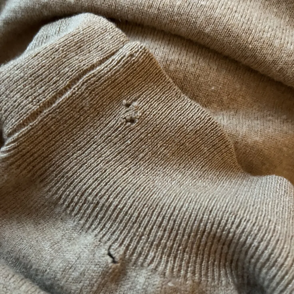 Polo ralph flauren tröja beige brun. Har små defekter som syns på bild 3. Jätte enkelt att fixa . Tröjor & Koftor.