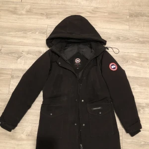 Canada Goose Trillium Parka - Äkta Canada goose jacka som köptes för 2 år sen. Har inga skador men dragkedjan har tappat färg men inget som syns så mycket. Priset kan diskuteras!
