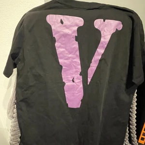 Vlone T-Shirt - Säljer iväg en helt oanvänd vlone tisha med taggen kvar. Sällsynta i Sverige! Säljes på grund av inköp av bil