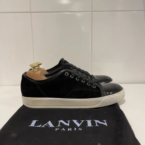 Lanvin skor  - Hej! Säljer nu dessa super feta lanvin skor. Skorna är i superfint skick 8,5/10 inga defekter på cap toen men sulan är lite gul. Syns bara i starkt ljus. Dustbag medföljer vid köp. Uk 10 passar 44-45