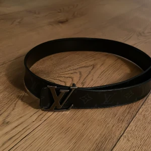 Louis vuttion bälte  - Reversibel monogram så går att välja på svart eller grått  Köpt i Louis vuttion butiken i Stockholm  Skick 8/10