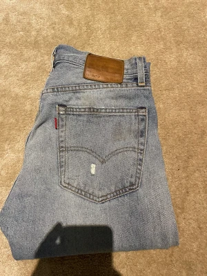 Levis Jeans - Tja, säljer nu ett par feta Levis jeans. | Storlek: 30/32 | Skick: 7.5/10. Kan posta mot betalning annars går det att mötas upp i Gävle. Var inte rädd att ställa frågor vid intresse!