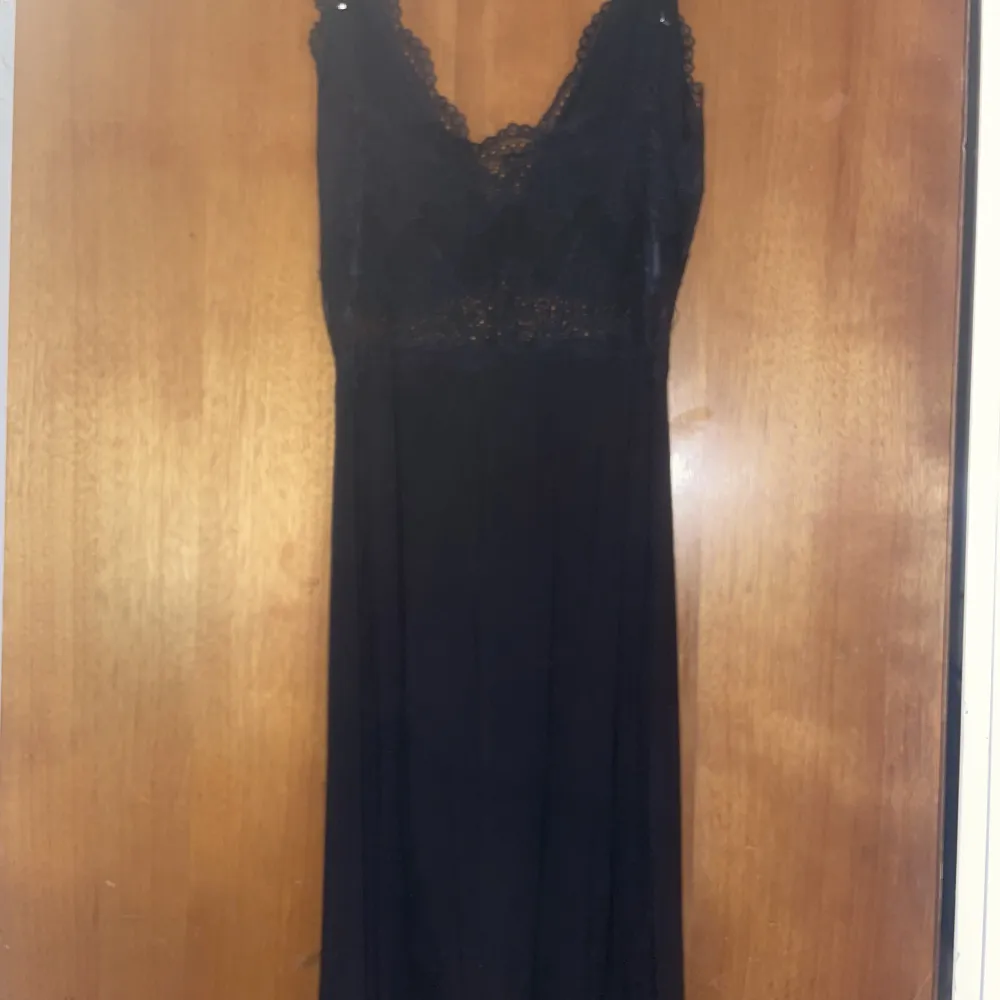 Älskar denna klänning men håller på rensa ut och jag använder inte denna. I väldigt bra skick, den är helt svart den speglar sig lite men hela är svart:. Klänningar.