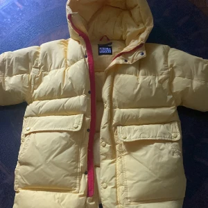 Zara limited edition dunjacka - Jättevarm gul limited edition vinter/dunjacka, buren under en vintersäsong, inga fläckar eller hål, original pris 1500kr, säljer pågrund av storlek, kontakta innan köp!!pris går att diskuteras !