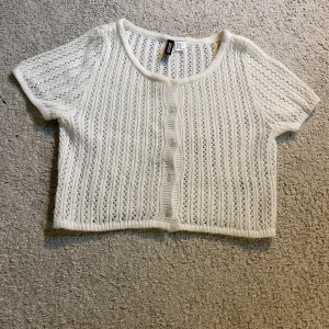 Söt stickad T-shirt! - Söt stickad T-shirt! Små vita knappar på framsidan🫶 Knappt använd och bra skick! Storlek XS men passar S💕