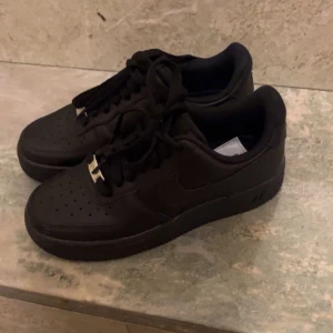 Black air forces - Dessa Helt nya black air forces (har bara testat dom) säljer jag för att jag beställde fel storlek. Skorna är i storlek 35,5 och är i jätte bra skick frakten betalar du själv och priset kan diskuteras