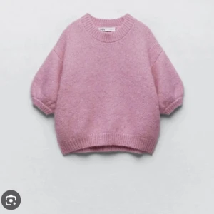 Stickad t-shirt  - Jätte fin t-shirt från zara. Fick i present men kommer inte till andvändning, är i bra skick🤍Säljs inte längre på zara