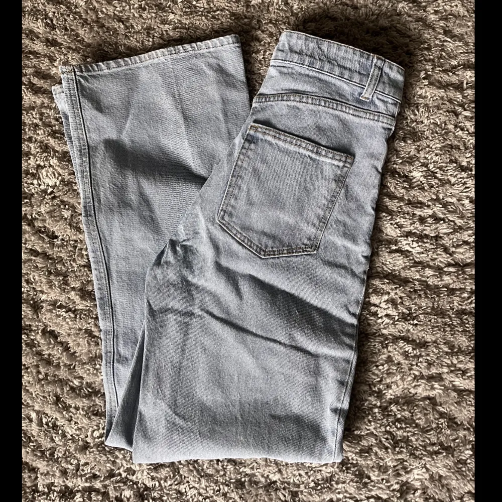 Ljusblåa vida jeans från H&M i storlek 38🤍 Köpta för ungefär 4 månader sedan. Väldigt bra skick . Jeans & Byxor.