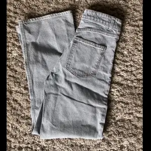Ljusblåa vida jeans från H&M i storlek 38🤍 Köpta för ungefär 4 månader sedan. Väldigt bra skick 