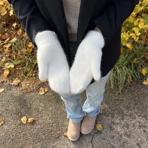 Vita ull vantar  - Finns få kvar in lager, finns svarta vita och ljusgråa! Aldrig använda! 289kr /st pris 