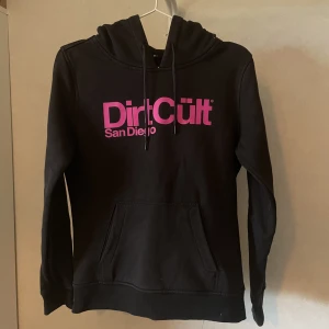 Rosa Durtcült hoodie - Säljer min Dirtcült hoodie då den inte kommer till användning längre. Storlek M, använd max 5 gånger så ser och känns som helt ny.  Kan skickas men då betalar köparen frakt.