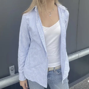 Ralph Lauren skjorta - Jättefin figursydd Ralph Lauren skjorta i jätte fint skick Super snygg att ha både stängd och öppen med ett linne under! Str: S (Första två bilderna är lånade, skriv gärna för fler bilder!)