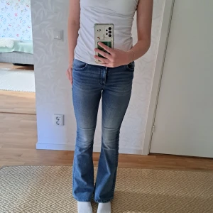 Flared Jeans - Säljer dessa jeans, tror de är från abercrombie, jag är 162cm och dessa är för korta för mig, de ser helt oanvända ut och är midwaist. Jag vill helst mötas upp men om det behövs skickas då står jag ej för frakt.
