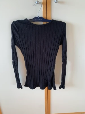 Tröja - Säljer denna ribbade tröja med slits på sidan. Tröjan är i nyskick då den endast är tvättad men aldrig använd