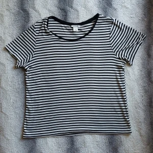 Randing t-shirt - Tunn halft kortärmad t-shirt - basic need. Har tyvärr defekt, ett litet hål på c. 3mm på framsidan, men syns knappt. Säljer pga den är för liten. Pris kan förhandlas :)