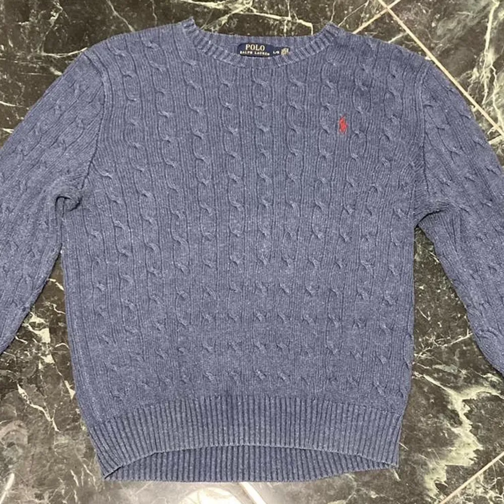 ✔️Stickad Sweatshirt av Polo Ralph Lauren                            ✔️Storlek: L ✔️Skick: 7/10 (nopprig) ✔️Nypris: ca 2300:- ✔️Vårat pris: 399:- ✔️👀                            ‼️Skriv vid funderingar‼️. Tröjor & Koftor.