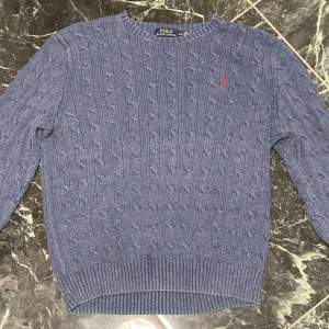 ✔️Stickad Sweatshirt av Polo Ralph Lauren                            ✔️Storlek: L ✔️Skick: 7/10 (nopprig) ✔️Nypris: ca 2300:- ✔️Vårat pris: 399:- ✔️👀                            ‼️Skriv vid funderingar‼️