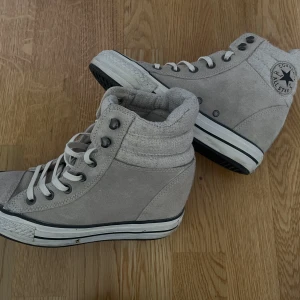 Converse sneakers med klack - Säljer mina jättefina sneakers med klack för dem inte kommer till användning. Köpta i USA i den riktiga converse butiken. Pris kan diskuteras 
