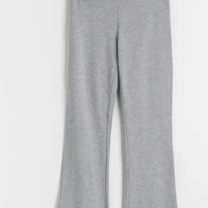 gina tricot sett - nästan oanvänt gina tricot sett , ljus grått. säljer hela sättet för 440kr. tröjan är Xd och byxorna xxs, är 171 lång och passar mig fint