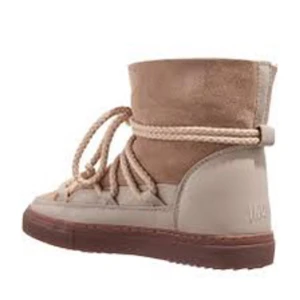 Inuikii  - Säljer mina jättesnygga beiga inuikiivinterskor då jag inte fått någon användning av dom. Dom är i nyskick och har inga slitningar eller smuts! Supersköna och fina nu till vintern!! Skriv privat så skickar jag ännu fler bilder 💕💕💕💕