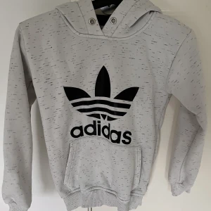 Adidas hoodie  - Vit/ljusgrå hoodie från Adidas i storlek 146-152🤍 Bra skick  Obs! snöret i luvan saknas 