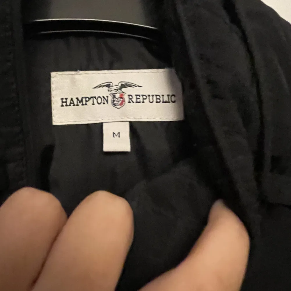 Hampton Republic jacka, säljer då den inte riktigt är min stil.. Jackor.
