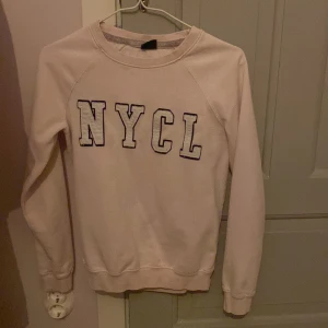 Gina sweatshirt - En rosa sweatshirt från Gina tricot. Den är sparsamt använd och har inga synliga defekter. Den är köpt för 249 kr.