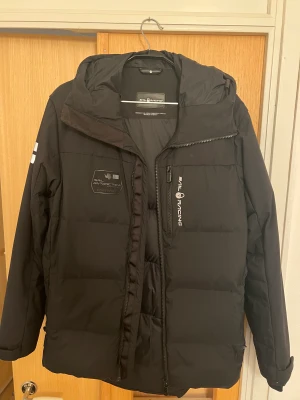 Sail Racing vinterjacka - Sail Racing vinterjacka säljs. Storlek S. Den är varm och användbar för vintern, har 3 yttre och en inre ficka.