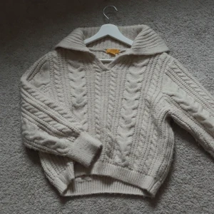 Stickad tröja - Säljer denna stickade tröja från Gina Young🤎