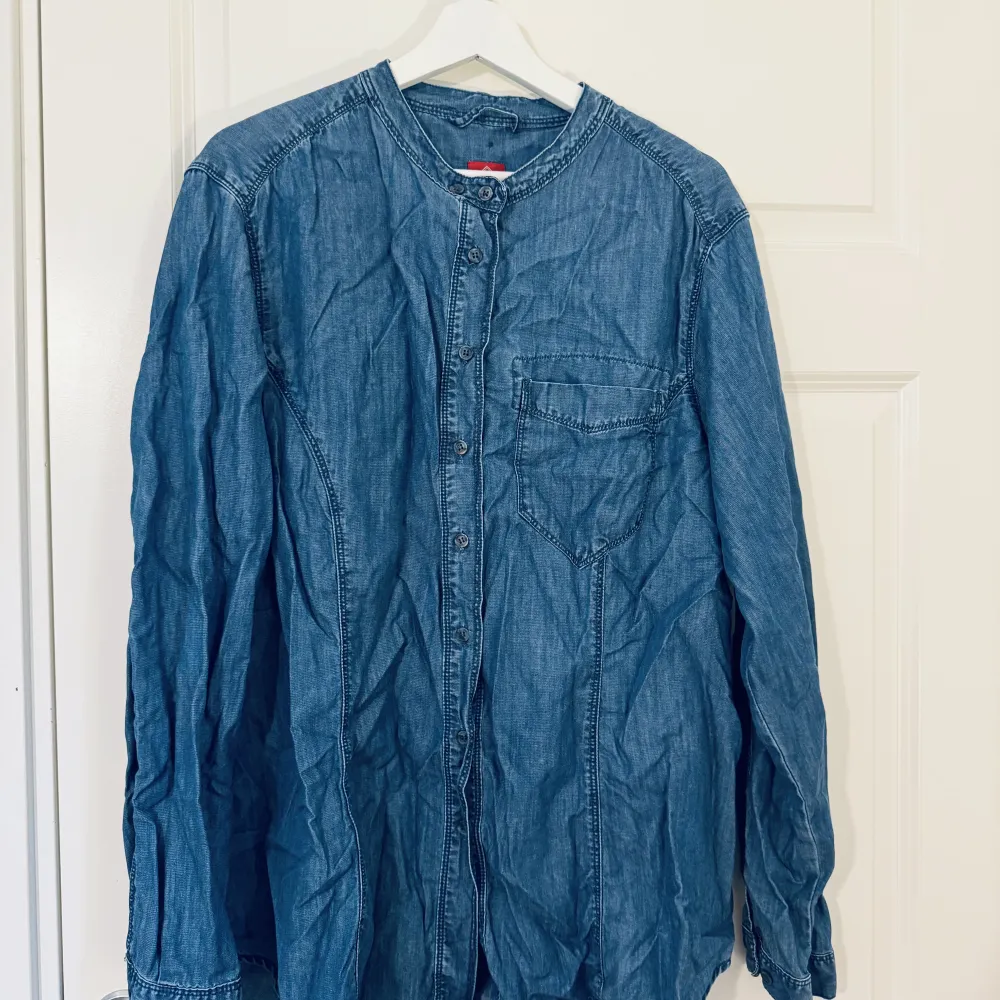 Denimskjorta i lite längre modell Serveringsskjorta från Seger Fint skick men skrynklig  Jag har två st av denna  50kr/st. Blusar.