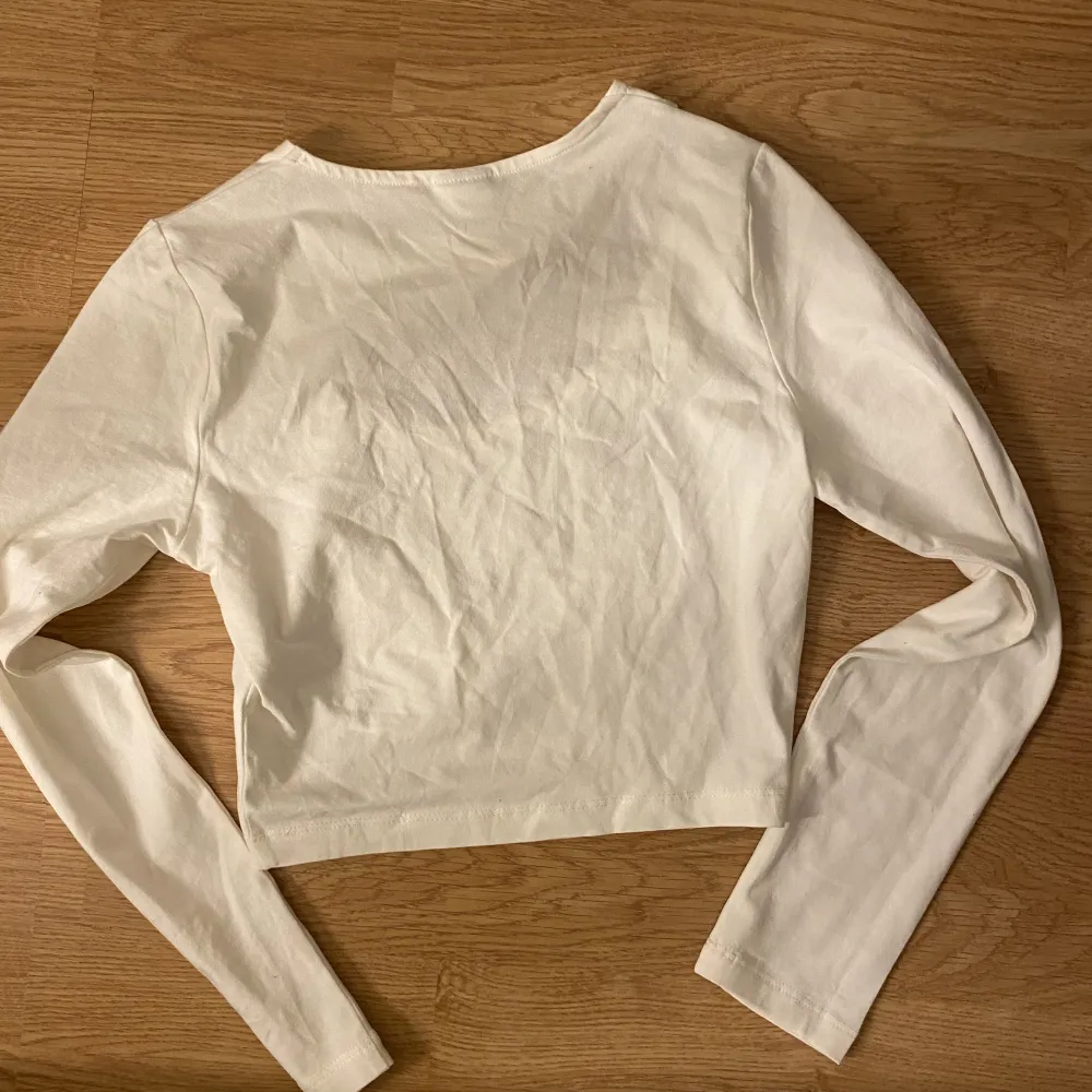 Säljer denna as snygga tröja pågrund av för liten💕 . Tröjor & Koftor.
