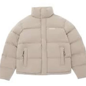 Axel arigato jacka  - En beige jacka från Axel arigato köpt för 5500 säljer på grund av att jag använder den för lite skriv om ni undra något eller vill ha mer bilder 