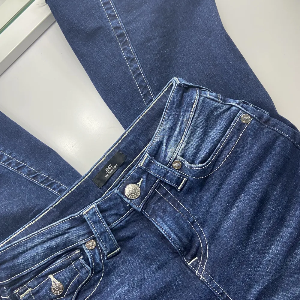 Skit snygga true religion jeans i fint skick! De är mid waisted med bootcut. Har endast använt dom 1 gång och säljer pga att dom inte sitter som jag vill att de ska🤍. Jeans & Byxor.