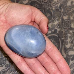 Blå kalcit är en lugnande sten. Den kan hjälpa till vid ångest och lugna nerverna. Hjälper till med känslomässig återhämtning och främjer minnet. Rensar med rökelse före packetering. Köpt på en lokal kristallbutik i helsingborg 🔮