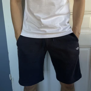 Adidas Originals Shorts - Mörkblåa adidas original shorts köpta i adidasbutik, Barcelona. Väldigt slittåligt material, brukade lira futsal i dessa. Bra kvalité. Nypris: 40 € = 449 kr