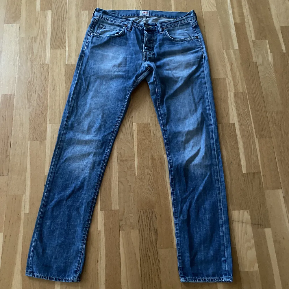 Edwin jeans i storlek 34/34 ibra skick, har en lagning mellan benen men den är bra gjord.. Jeans & Byxor.