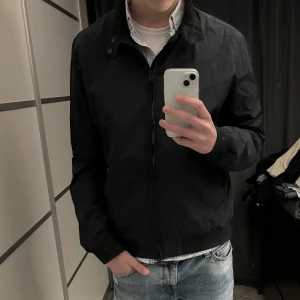 J.lindeberg jacka - J.Lindeberg vindjacka | Mycket bra skick utom att ena knappen på höger ficka har lossnat (enkelt att fixa) | Nypris ca 2000kr | Modellen på denna bild är 183cm | Hör av er vid frågor eller funderingar!🙌🏼