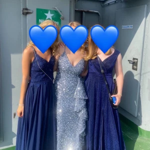 Lång balklänning  - Säljer min Slutsålda superfina balklänning! Använd en gång och köpt för 2200kr från Nelly! 🤍 Kan mötas upp i Göteborg!