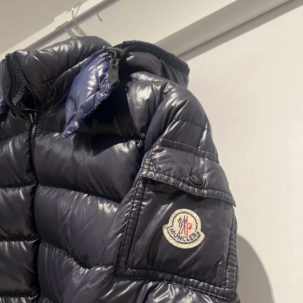 Säljer nu min otroligt fina mörkblå Moncler jacka i modellen bady. Använd men är fortfarande i mycket fint skick då jag är rädd om mina saker. Inga hål eller likande. Nypris 13800. Skickar gärna fler bilder på den!!❤️❤️ priset kan diskuteras vid snabb affär. Jackor.