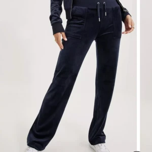 Juicy byxor - Säljer dessa marinblå juicy byxor som inte passar mig längre😻Använda fåtal gånger, nypris 1200kr. Skirv till mig innan du köper plagget!!!