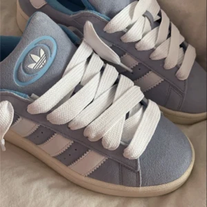 Campus 00 ljusblå - Säljer helt nya och oanvända campus ljusblåa i storlek 38 (både vita och blå snören tillkommer). Bud från 1000kr! Köp nu 1200! Köparen står för frakten!