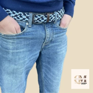 Flätat bälte - QM Clothing  - Vi gör egna bälten och vi tar beställningar från plick pga att det bidrar till mindre krångel mm. Eftersom att det är våra bälten är såklart bältena helt nya, och levereras då i egen påse + fraktpåse (se bild 3). Strlk 38 men passar de flesta (justerbar).