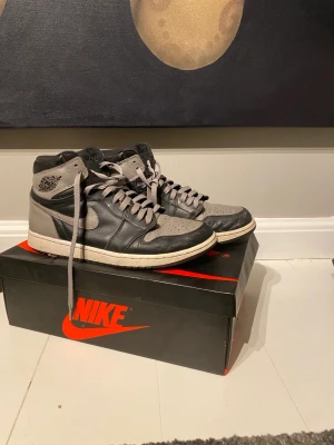 Jordan 1 retro high og Shadow - Retro high og 2018 Strlk 44,5. Bra skick på de. Där back är det målat men med orginal färg. Skick: 7/10,Köpte de nya för 5000kr Har orginal box och självklart är de äkta.