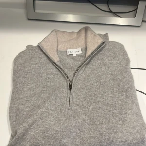 Davida cashmere zip tröja  - Säljer min Cashmere zip från Davida cashmere. Tröjan och en Kashmir kamm medföljer. Nypris 2799. Litet hål i armen som lätt går att fixa.