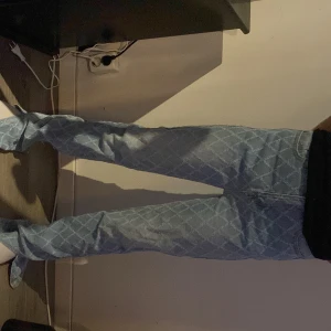 Jeans🫶 - Fina jeans med detaljer i storlek Xs🩷