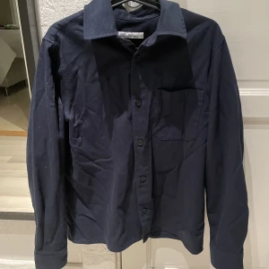 Overshirt från Zara - Säljer denna magiska blåa Box Overshirt (kolla sista bilden). Den är i super bra skick. Inga hål eller  defekter. Bilderna gjorde så den ser mer skrynklig ut än vad den Annas är😄 storlek small nypris 500kr