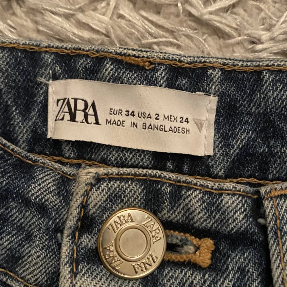 Jätte fina midwaist jeans från zara i bra skick! Köparen står för frakt💕. Jeans & Byxor.