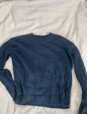 Glittrig tröja  - Jätte fin glittrig blå tröja från & orter stories i jätte bra skick