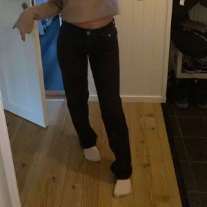 Zara jeans  - Mid waist jeans från zara i storlek 32. Säljer då de inte används längre💕 De har en vit fläck vid benet som man ser på sista bilden🩷 pris kan diskuteras!